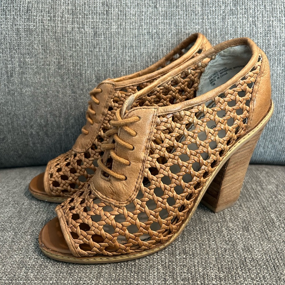 Hinge woven leather heels size 7.5